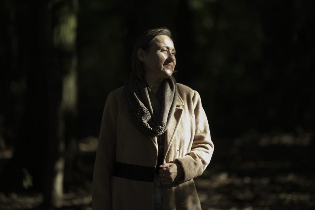 młoda kobieta w brązowym płaszczu oraz w brązowym szalokominie