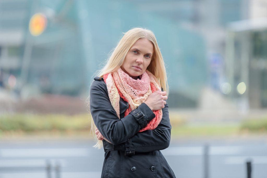 Młoda kobieta otulona bawełnianą chustą w ażurowy wzór